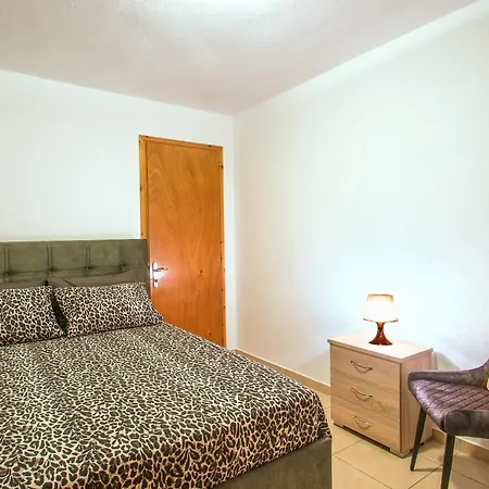 D & E * 斯基亚索斯镇